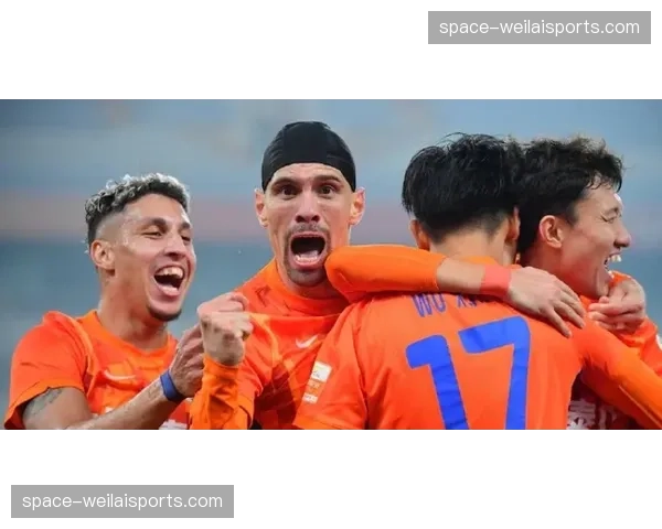 “实时战报：山东泰山2-1反超上海海港，克雷桑梅开二度”