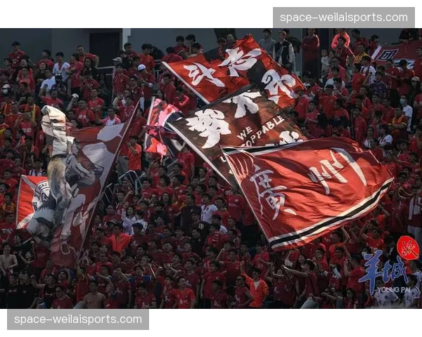 特写:河南队球迷远征军助威,赛后与球队合唱队歌长达十分钟 特写:河南队球迷远征军助威,赛后与球队合唱队歌长达十分钟