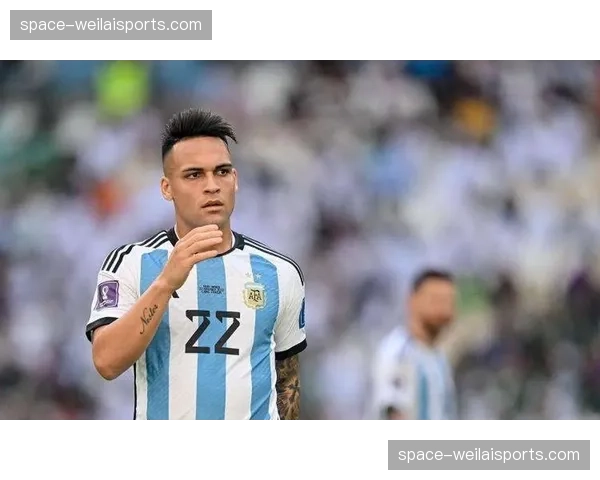 国米抵达马德里，劳塔罗在机场受到西班牙球迷热情欢迎